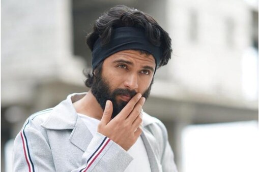 వరస ఫ్లాపులు వస్తున్నా కూడా విజయ్ దేవరకొండ ఇమేజ్‌కు వచ్చిన నష్టమైతే ఏం లేదు. ఎందుకంటే ప్రస్తుతం ఆయన చేస్తున్న సినిమాలు అలా ఉన్నాయి. ఇన్ని రోజులు చిన్న దర్శకులతో పని చేసాడు కానీ ఇప్పుడు స్టార్ డైరెక్టర్స్ ఆయన్ని వెతుక్కుంటూ వచ్చేస్తున్నారు. 
