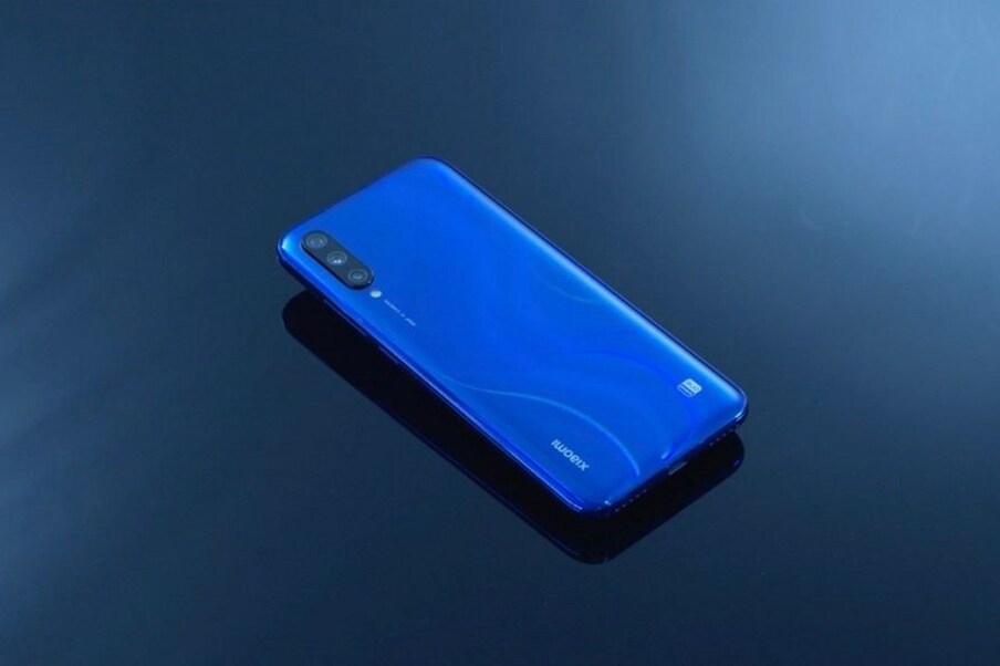  14. Xiaomi Mi A3: షావోమీ ఎంఐ ఏ3 స్మార్ట్‌ఫోన్‌లో ట్రిపుల్ కెమెరా, 32 మెగాపిక్సెల్ సెల్ఫీ కెమెరా, స్నాప్‌డ్రాగన్ 665 ప్రాసెసర్, 18వాట్ ఛార్జింగ్ సపోర్ట్, టియర్ డ్రాప్ నాచ్ డిస్‌ప్లే, కార్నింగ్ గొరిల్లా గ్లాస్ 5, ఇన్‌స్క్రీన్ ఫింగర్ ప్రింట్ సెన్సార్ లాంటి ప్రత్యేకతలున్నాయి. స్పెసిఫికేషన్స్ చూస్తే 6.08 అంగుళాల హెచ్‌డీ+ సూపర్ అమొలెడ్ డిస్‌ప్లే ఉండటం విశేషం. ఫ్రంట్, బ్యాక్‌తో పాటు కెమెరాకు కూడా గొరిల్లా గ్లాస్ ప్రొటెక్షన్‌ ఉంది.
