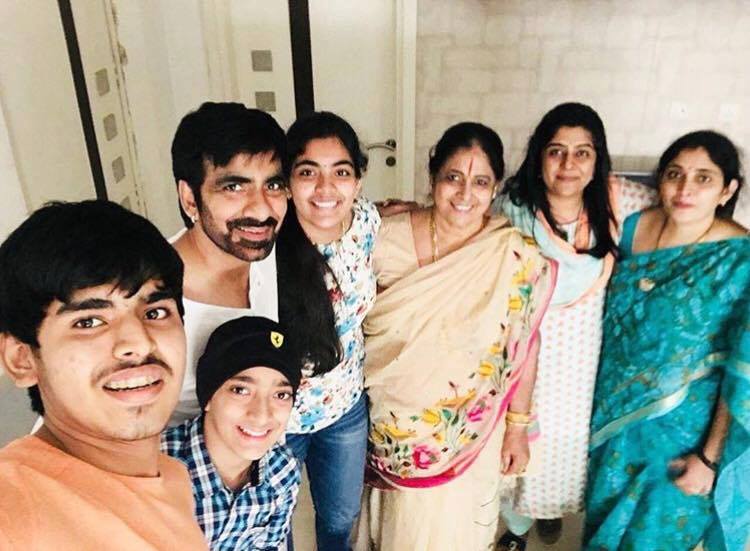 Ravi Teja Family Photos: రవితేజ పర్సనల్ ఫోటోలు ఎప్పుడైనా చూసారా.. భార్యా పిల్లలు ఇలా ఉంటారు..! | Mass Raja Ravi Teja family photos and see his wife and children pk– News18 Telugu