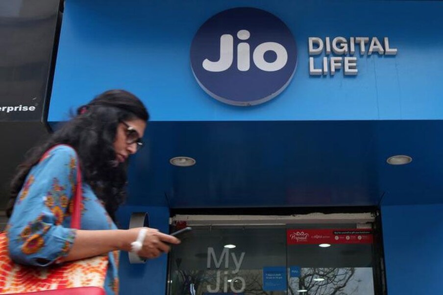  7. Reliance Jio: ఇక మీరు టైప్ సీ యూజర్ అయితే చాలా ఆప్షన్స్ ఉన్నాయి. రూ.199 ప్లాన్ రీఛార్జ్ చేస్తే 28 రోజుల పాటు రోజుకు 1.5 జీబీ డేటా అంటే మొత్తం 42 జీబీ డేటా లబిస్తుంది. జియో నెట్వర్క్‌కు అన్‌లిమిటెడ్ కాల్స్ చేసుకోవచ్చు. ఇతర నెట్వర్క్స్‌కి 1,000 నిమిషాలు ఉచితం. (ప్రతీకాత్మక చిత్రం)