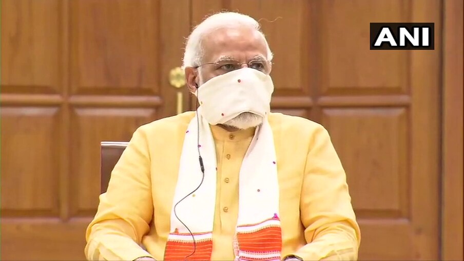  వైజాగ్ గ్యాస్ లీక్ ప్రమాదంపై ప్రధాని నరేంద్రమోదీ స్పందించారు. ఈ ఘటనపై ఎన్‌డీఎమ్ఏ(నేషనల్ డిజాస్టర్ మేనేజ్‌మెంట్ అథారిటీ)తో సమావేశం అయ్యారు. ఘటనపై ఓ కమిటీ వేసిన ప్రధాని మోదీ... దీని ప్రభావం ఎన్ని రోజులు ఉంటుందనే అంశంపై కమిటీ అధ్యయనం చేయాలని ఆదేశించారు. దీని ప్రభావాన్ని ఏ రకంగా తగ్గించాలనే దానిపై కూడా నిపుణులతో చర్చించాలని ప్రధాని మోదీ కమిటీని ఆదేశించారు.  (Image: ANI)