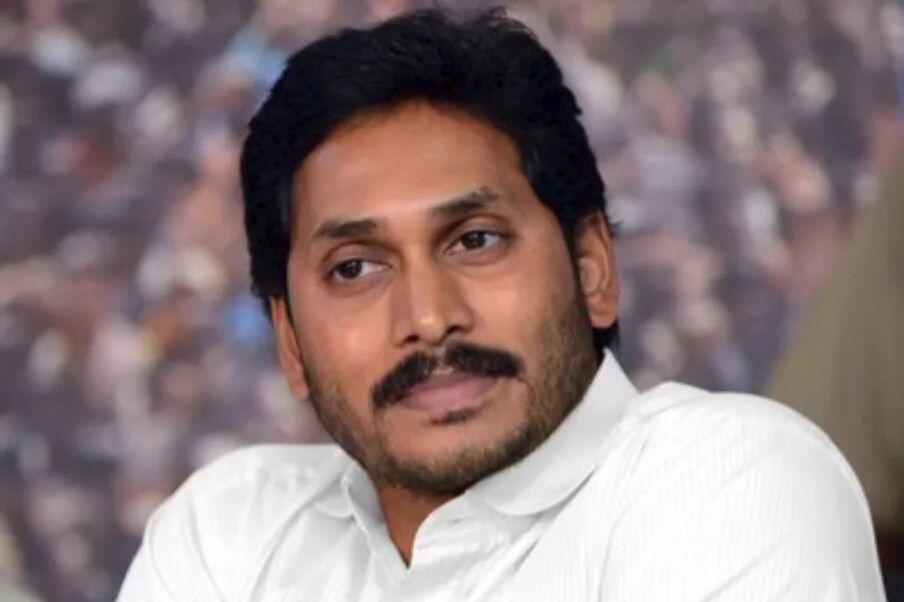  టికెట్ రేట్ల దగ్గర కూడా చాలా కఠినంగా ఉన్నారు ముఖ్యమంత్రి జగన్మోహన్ రెడ్డి. టికెట్ రేట్స్ పేరు మీద జనాన్ని దోచుకుంటే ఊరుకునేది లేదంటూ ఆయన ఉగ్రరూపం చూపిస్తున్నాడు. అక్కడే అందరికీ సమస్యలు వస్తున్నాయి. దీనిపై ఈ మధ్యే చిరంజీవి సిఎంను కలిసి పరిస్థితులు వివరించాడు. ఆ తర్వాత ఇండస్ట్రీ పెద్దలు కూడా వెళ్లి జగన్‌ను కలిసి ముచ్చటించి వచ్చారు. ఇది జరిగి కూడా 20 రోజులు అయిపోయింది.