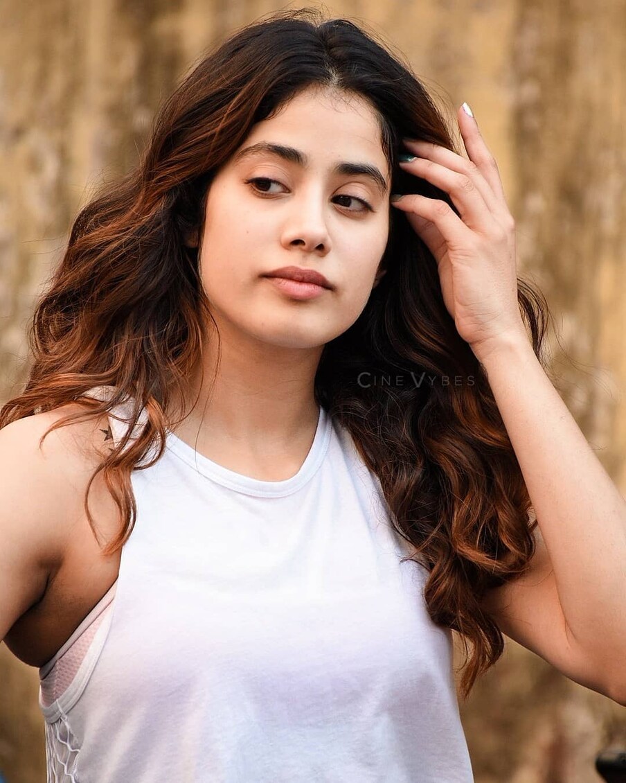  Janhvi Kapoor : జాన్వీ కపూర్.. శ్రీదేవి కుమార్తె అని తెలిసిందే. 'ధడక్' అనే సినిమాతో హిందీ చిత్ర సీమకు పరిచయమైంది. ఆ సినిమా హిట్ తర్వాత జాన్వీ పలు బాలీవుడ్ చిత్రాల్లో నటిస్తూ బిజీ అయ్యింది. జాన్వీ తన తల్లి శ్రీదేవిని పోలిన లుక్స్‌తో అభిమానులకు కనులవిందు చేస్తోంది. కాగా ఈరోజు జాన్వీ తన 24వ పుట్టినరోజును జరుపుకుంటోంది Photo: Instagram