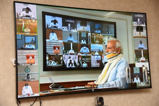 Unlock-3 Guidelines : కేంద్ర ప్రభుత్వం అన్‌లాక్-3 ఎలా ఉండాలి, వేటికి అనుమతి ఇవ్వాలనే అంశంపై లోతుగా కసరత్తు చేస్తోంది. ఇందుకు సంబంధించి ఆల్రెడీ గైడ్‌లైన్స్ రూపొందిస్తున్నట్లు తెలిసింది. ఐతే... ప్రధానమంత్రి నరేంద్ర మోదీ సోమవారం అన్ని రాష్ట్రాల ముఖ్యమంత్రులతో సమావేశం నిర్వహించనున్నారు. ఈ వీడియో కాన్ఫరెన్స్‌లో ఆయా రాష్ట్రాల్లో కరోనా కట్టడికి ఏం చేస్తున్నారు? మినహాయింపులపై రాష్ట్రాల సీఎంల అభిప్రాయమేంటి? అన్‌లాక్-3 ఎలా ఉండాలని వాళ్లు కోరుకుంటున్నారు? వంటి అంశాలపై చర్చించనున్నారు. వారి అభిప్రాయాలు తెలుసుకోనున్నారు.