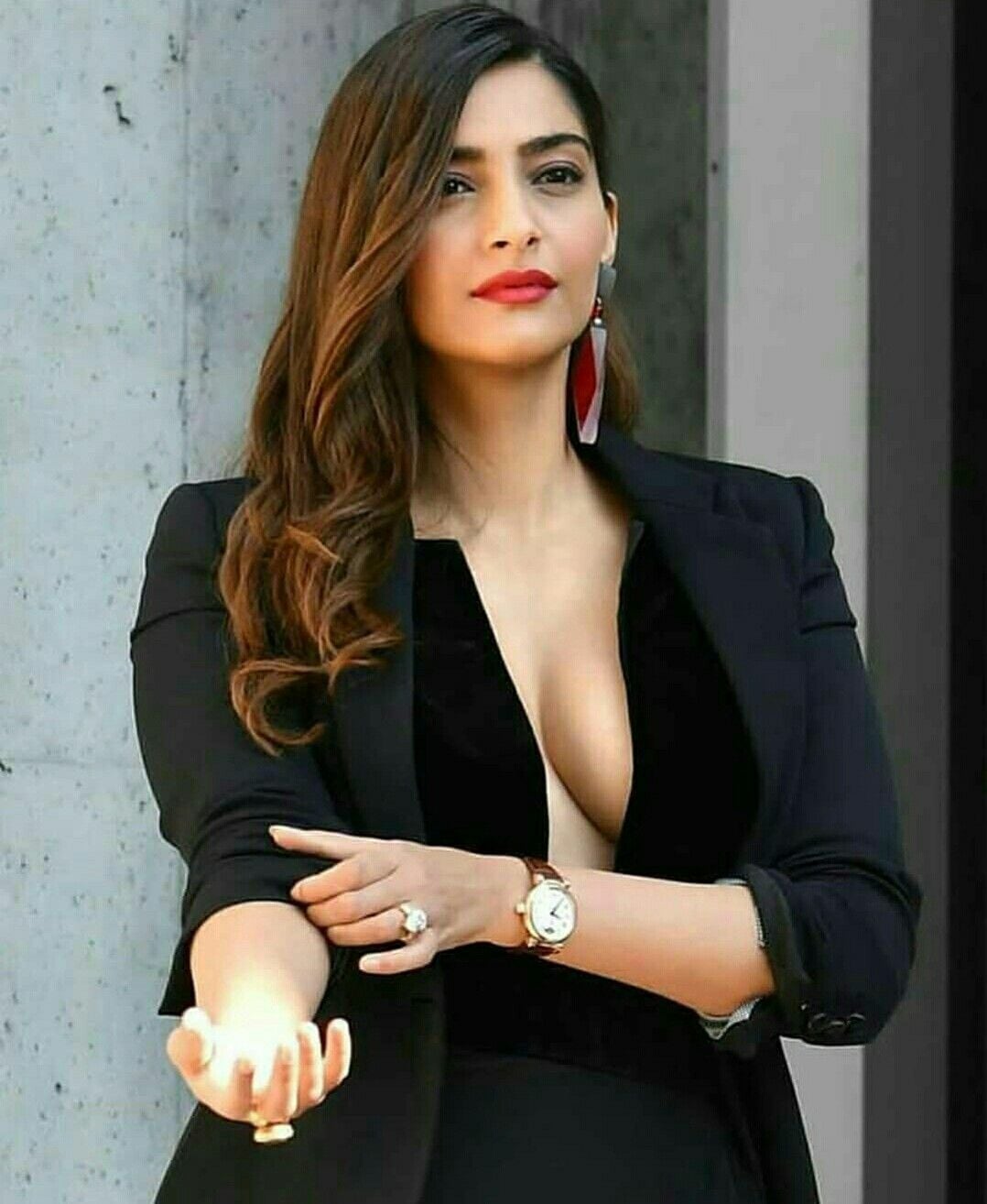 News18 Telugu - Sonam Kapoor : సోనమ్ కపూర్ హాట్ షో.. కేక పెట్టాల్సిందే.. Sonam  Kapoor stunning hot pics and hd images- Telugu News, Today's Latest News in  Telugu