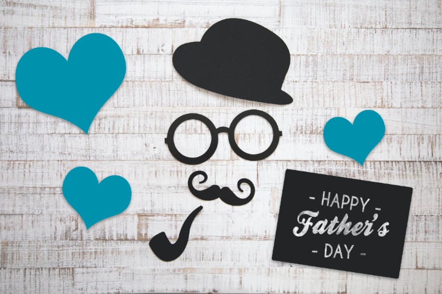  Fathers Day 2021 : చూస్తుండగానే ఫాదర్స్ డే వచ్చేసిట్లైంది. మరి మనల్ని పెంచి, పెద్దచేసిన తండ్రికి ఏ గిఫ్ట్ ఇవ్వాలి? అందరిలాగా ఏ వస్తువో, వాచీయో కొని ఇస్తే... అది కొన్నాళ్లు పనిచేస్తుంది. ఆ తర్వాత... మూలన పడుతుంది. నిజానికి మన పెద్దవాళ్లకు అలాంటి వస్తువులు, వాచీల వంటి వాటిపై ఆసక్తి ఉండదు. వాళ్లు... తమ భవిష్యత్తుపై ఒకింత చింతతో ఉంటారు. వయసు పెరుగుతూ ఉంటే... రేపేంటి అన్న ఆలోచన వారిలో పెరుగుతూ ఉంటుంది. అందువల్ల వారికి భవిష్యత్తుపై భరోసా కల్పించాలి. వారికి మానసిక ఒత్తిళ్లను మనం దూరం చెయ్యాలి. మరి అలాంటి గిఫ్టులేంటో తెలుసుకుందామా.