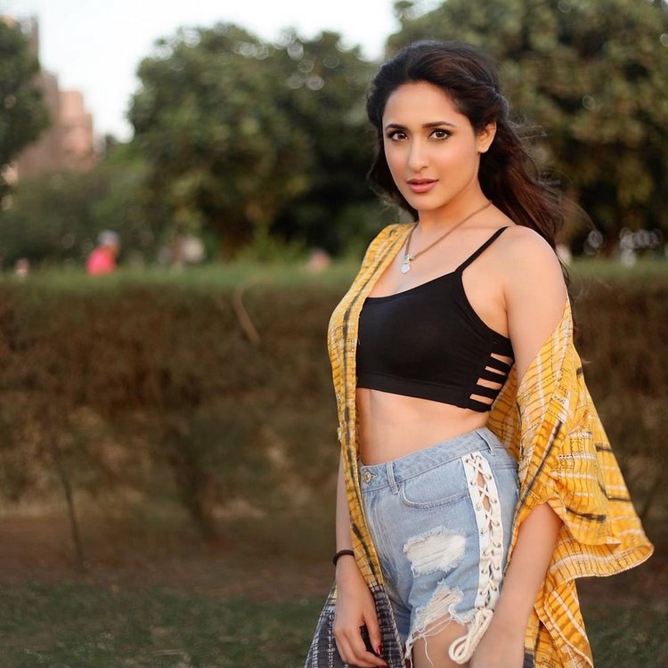  ప్రగ్యా జైస్వల్ హాట్ ఫోటోషూట్ (pragya jaiswal hot photo shoot/Instagram)