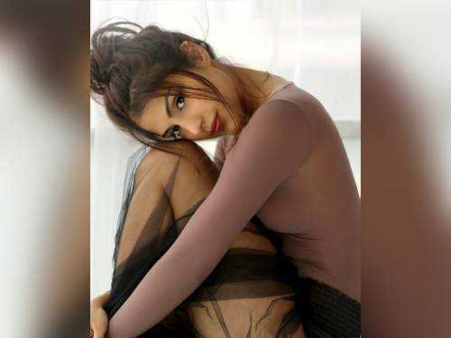  రియా చక్రవర్తి హాట్ ఫోటోస్ (source: Instagram/Rhea Chakraborthy)