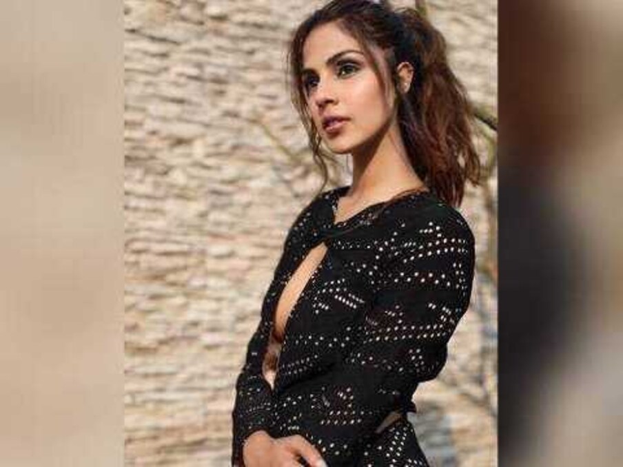  రియా చక్రవర్తి హాట్ ఫోటోస్ (source: Instagram/Rhea Chakraborthy)
