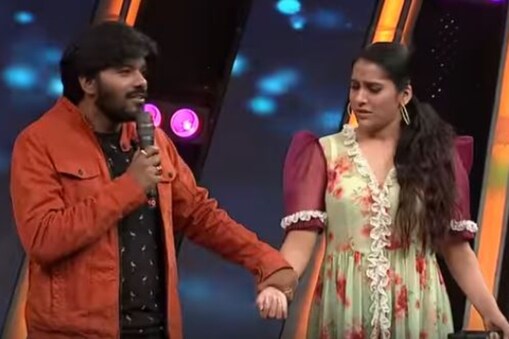 ఎందుకు అంటే లాజిక్ లేదు.. చూస్తారంతే. ప్రతీసారి కూడా ఈ ఇద్దర్నే సెంటర్ చేసుకుని ప్రోగ్రామ్స్ డిజైన్ చేస్తుంటారు. ఇక జబర్దస్త్, ఢీ లాంటి షోలలో అయితే సుధీర్, రష్మి రొమాన్స్ గురించి ఎంత చెప్పుకున్నా తక్కువే అవుతుంది. 
