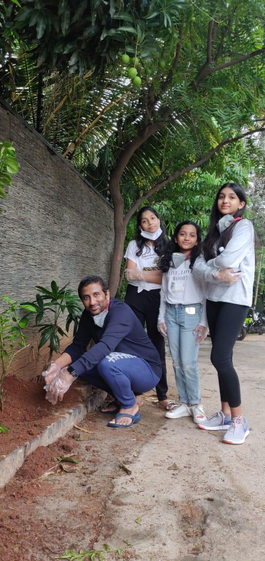director srinu vaitla accept green india challenge and plants saplings and nominates kajal aggarwal and sonu sood many others,srinu vaitla,mp santosh green india challenge,green india challenge,srinu vaitla accept green india challenge,srinu vaitla nomintes sonu sood kajal aggarwal,tollywood,telugu cinema,గ్రీన్ ఇండియా ఛాలెంజ్,శ్రీను వైట్ల గ్రీన్ ఇండియా ఛాలెంజ్,గ్రీన్ ఇండియా ఛాలెంజ్లో భాగంగా మొక్కలు నాటిన శ్రీను వైట్ల,శ్రీను వైట్ల సోనూ సూద్,శ్రీను వైట్ల కాజల్ అగర్వాల్,కాజల్ అగర్వాల్కు శ్రీనువైట్ల గ్రీన్ ఇండియా ఛాలెంజ్