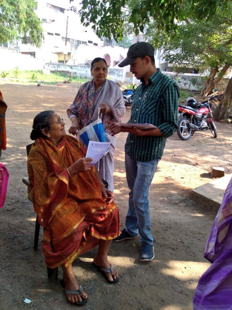  అధికారంలోకి వచ్చిన తర్వాత…వృద్ధాద్యపు, వితంతు ఫించన్లను రూ. 2 వేల 250కి పెంచుతూ సీఎం జగన్ నిర్ణయం తీసుకున్నారు. అయితే.. ఈ ఫించన్ విషయంలో అక్రమాలు చోటు చేసుకుంటున్నాయని ప్రభుత్వం దృష్టికి వచ్చింది. దీంతో ఈ పథకాన్ని లోపభూయిస్టంగా నిర్వహించడానికి కొత్త రూల్స్ ప్రవేశ పెట్టింది. అదే ఇప్పుడు పెన్షన్ లబ్ధి దారులను కలవర పాటుకు గురి చేస్తోంది.