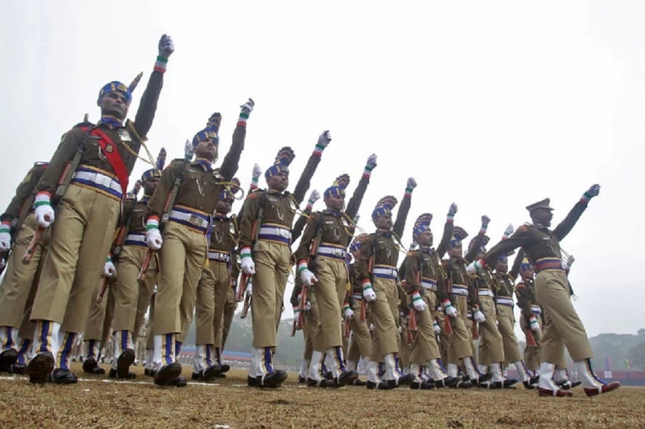  1. పోలీస్ ఉద్యోగం మీ కలా? కానిస్టేబుల్ జాబ్ కోసం ప్రిపేర్ అవుతున్నారా? అయితే మీకు శుభవార్త. స్టాఫ్ సెలక్షన్ కమిషన్-SSC ఢిల్లీ పోలీస్ రిక్రూట్‌మెంట్ 2020 నోటిఫికేషన్‌ను విడుదల చేసింది. మొత్తం 5846 ఖాళీలను ప్రకటించింది. (ప్రతీకాత్మక చిత్రం)
