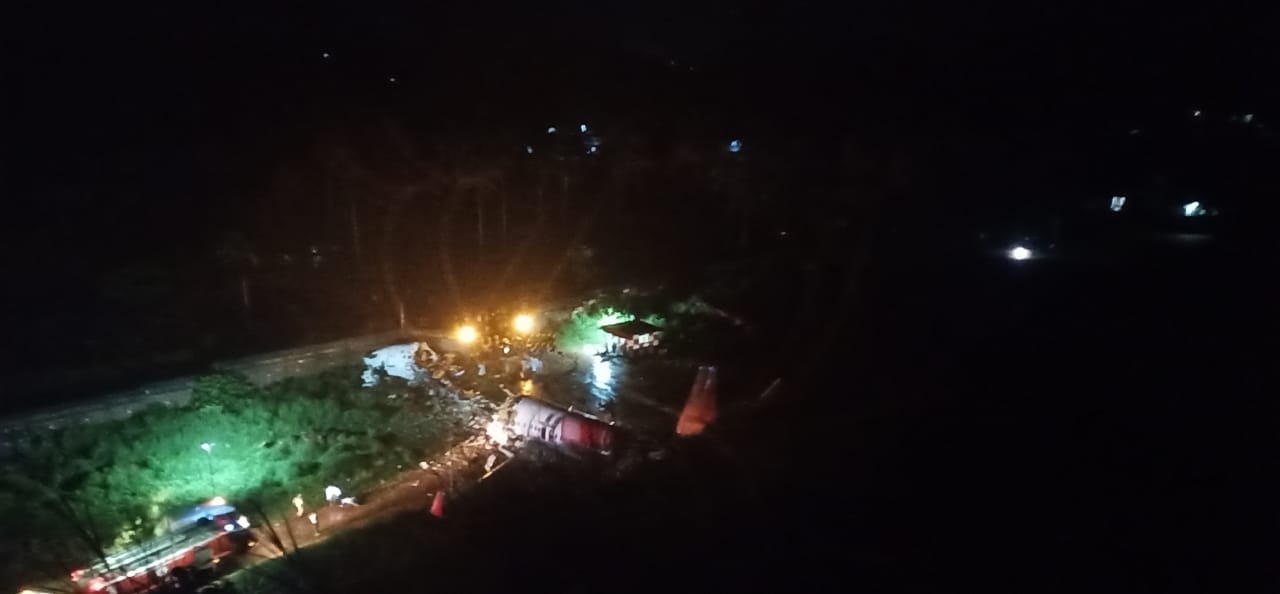 kerala plane crash, kerala plane crash news, kerala plane crash updates, kerala fligh accident, air india express crash, kerala plane accident, కేరళ విమాన ప్రమాదం, కేరళలో కూలిన విమానం, ఎయిరిండియా విమాన ప్రమాదం, కేరళ