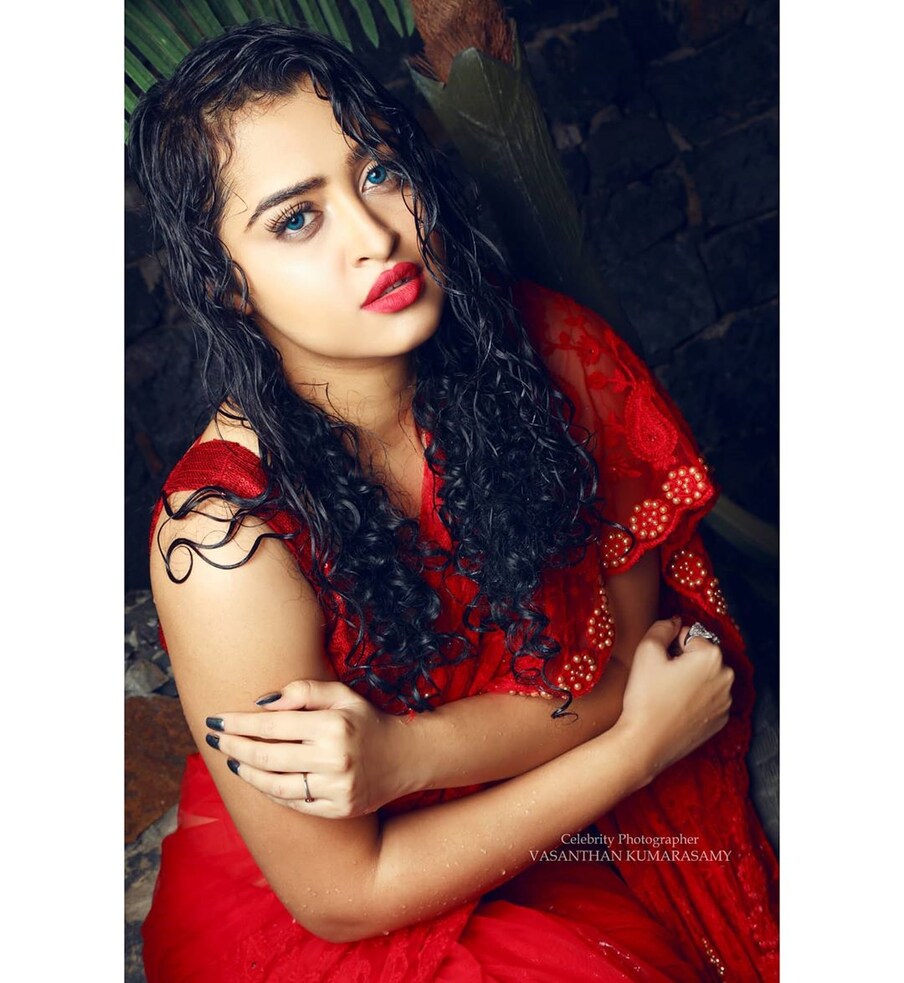 రామ్ గోపాల్ వర్మ ‘థ్రిల్లర్’ సినిమా ఫేమ్ అప్సరా రాణి హాట్ ఫోటో షూట్ (Instagram/Photo)