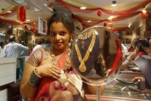Gold Price: రూ.5,000 తగ్గిన గోల్డ్ రేట్... ఇప్పుడు కొనొచ్చా? Gold Price: రూ.5,000 తగ్గిన గోల్డ్ రేట్... ఇప్పుడు కొనొచ్చా?