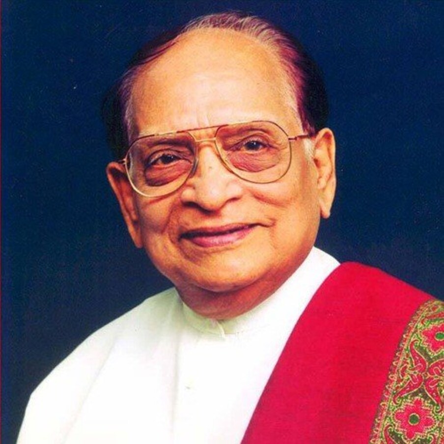  అల్లు రామలింగయ్య: ఆయుర్వేదంలో ఈయనకు మంచి పట్టుంది. హోమియో వైద్యుడిగా అల్లు రామలింగయ్య సుప్రసిద్ధుడు. ఈయన వెయ్యికి పైగా చిత్రాల్లో  క్యారెక్టర్‌గా ఆర్టిస్ట్‌గా నటుడి సక్సెస్ అందుకున్నారు.  (Twitter/Photo)