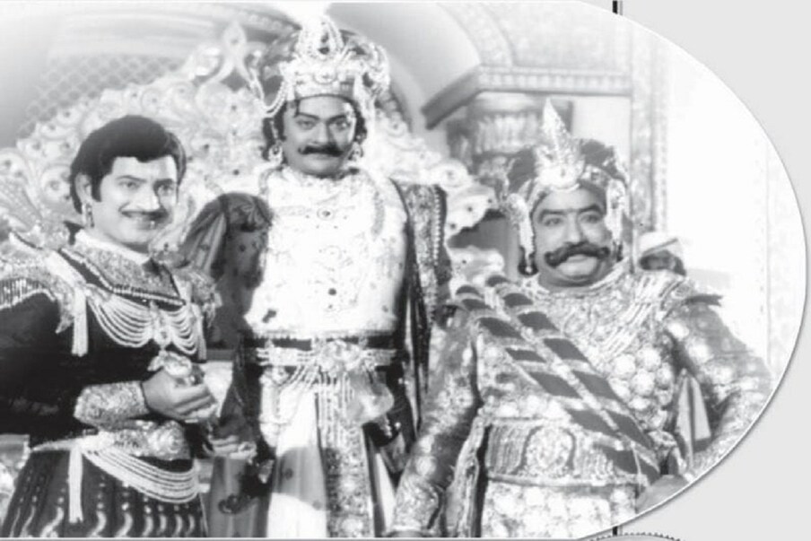  ‘విశ్వనాథ నాయకుడు’ చిత్రంలో సూపర్ స్టార్ కృష్ణ సరసన జయప్రద కథానాయికగా నటించింది. కృష్ణంరాజు సరసన సుమలత, ప్రభ నటించారు. ఇక శివాజీ గణేషణ్ సరసన కే.ఆర్. విజయ నటించారు. (Twitter/Photo)