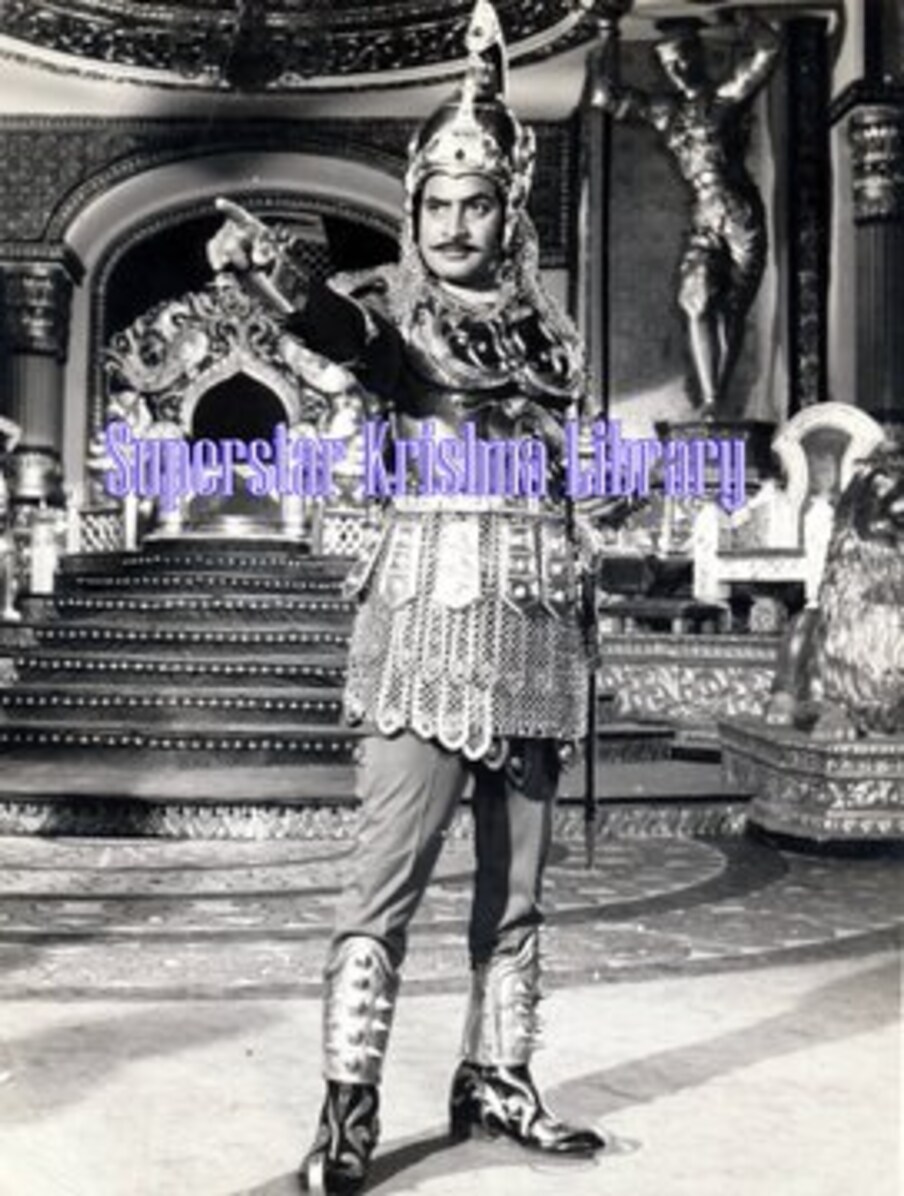  విశ్వనాథ నాయకుడు చిత్ర కథకు వస్తే.. శ్రీకృష్ణ దేవరాయలకు సైన్యాధిపతిగా ఉండే నాగమనాయకుడు వెన్నుపోటు పొడిస్తే.. ఆయన కొడుకు విశ్వానాథ నాయకుడు తన తండ్రిని పట్టించి శ్రీకృష్ణదేవరాయలకు అప్పగించి తనకు తండ్రి కంటే రాజభక్తి మిన్న అని చాటిని దేశ భక్తుడి చిత్రం ‘విశ్వనాథ నాయకుడు’. ఈ పాత్రలో కృష్ణ మంచి అభినయాన్ని కనబరిచారు. (Twitter/Photo)