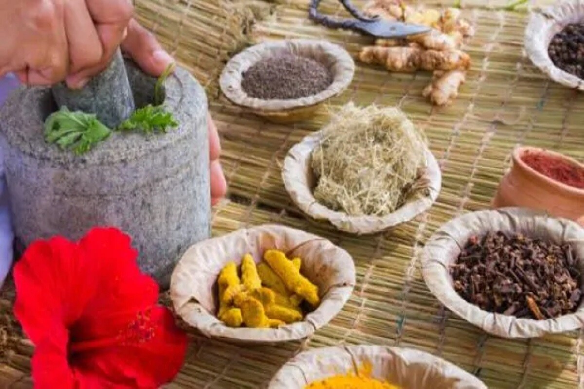  గాలి కాలుష్యం ప్రమాదకరమైనది. అది శాసకోశ సమస్యలు తెస్తుంది. ఊపిరి ఆడనివ్వదు. గొంతులో ఏదో అడ్డుపడుతున్న ఫీలింగ్ ఉంటుంది. ఇలా గాలి కాలుష్యం వల్ల జలుబు, దగ్గు, కఫం ఎన్నో సమస్యలొస్తాయి. వీటికి ఇంట్లోనే ఉంటూ... చక్కటి చిట్కాలు పాటించడం ద్వారా చెక్ పెట్టవచ్చు.