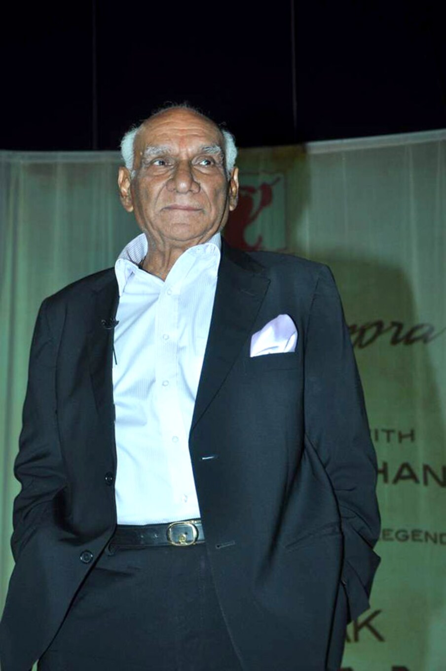  యశ్ చోప్రా: లెజెండరీ దర్శకుడు మరియు నిర్మాత.. యశ్ చోప్రా చివరి సినిమా ‘జబ్ తక్ హై జాన్’ ఆయన చనిపోయిన తర్వాత విడుదలైంది. ఇందులో షారుఖ్ ఖాన్, కత్రినా కైఫ్ హీరో, హీరోయిన్లుగా నటించారు.
