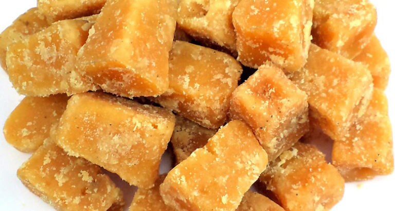  Jaggery : మీ చుట్టూ దుమ్ము, దూళి, పొగ లాంటివి ఎక్కువగా ఉంటే, భోజనం తర్వాత కొద్దిగా బెల్లం ముక్క తినండి. ఇది మీ బ్లడ్‌ను క్లీన్ చేస్తుంది. ఇది పొల్యూషన్‌తో వచ్చే అనారోగ్య సమస్యలకు కూడా చెక్ పెడుతుంది.