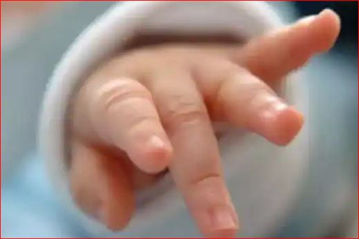 14 years Old girl gives birth in secret, Minor Girl Gives Birth in secret, minor Girl puts baby in freezer, minor Girl puts baby in freezer in russia, బిడ్డకు జన్మనిచ్చిన 14 ఏళ్ల బాలిక, ప్రసవించిన మైనర్ బాలిక, ఫ్రీజర్లో పసికందును ఉంచిన బాలిక