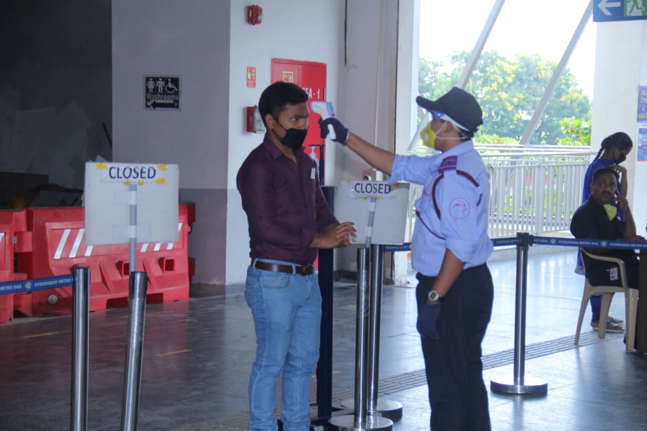  ఇక మెట్రో రైళ్లలో ప్రయాణించే వాళ్లు మాస్కులు, శానిటైజ‌ర్లు వాడాల‌ని మెట్రో అధికారులు సూచించారు.(ప్రతీకాత్మక చిత్రం )