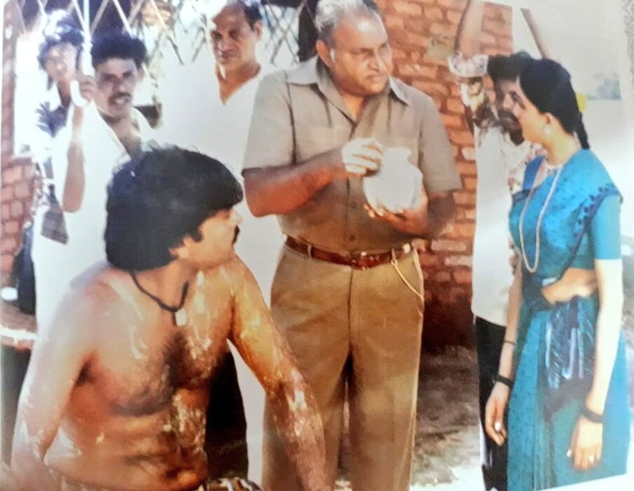  దివంగత లెజండరి డైరెక్టర్ కె.విశ్వనాథ్ కూడా మెగాఫోన్ పక్కన పట్టిన తర్వాత యాక్టర్‌గా ‘శుభ సంకల్పం’ మూవీతో సెకండ్ ఇన్నింగ్స్ షురూ చేసారు. ఆ తర్వాత వచ్చిన చాలా సినిమాల్లో సపోర్టింగ్ రోల్స్‌లో మెప్పించారు.అటు మరో దిగ్గజ దర్శకుడు కే.బాలచందర్..కమల్ హాసన్ హీరోగా నటించిన ‘ఉత్తమ విలన్‌’ సినిమాలో తన నిజ జీవిత పాత్రలో కనిపించడం విశేషం.  (Twitter/Photo)