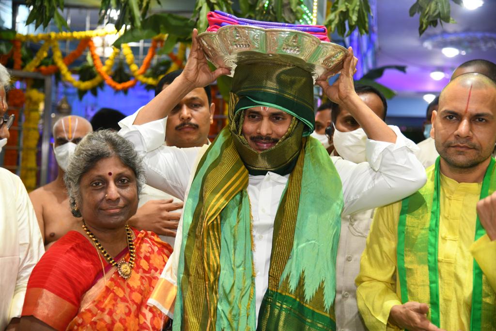 Cm ys jagan in Tirumala, Tirumala news, ap cm ys jagan mohan reddy news, ys jagan Tirumala tour, ap news, సీఎం జగన్ తిరుమల టూర్, తిరుమల న్యూస్, ఏపీ సీఎం వైస్ జగన్, వైఎస్ జగన్ తిరుమల టూర్, శ్రీవారికి పట్టువస్త్రాలు సమర్పించిన సీఎం జగన్