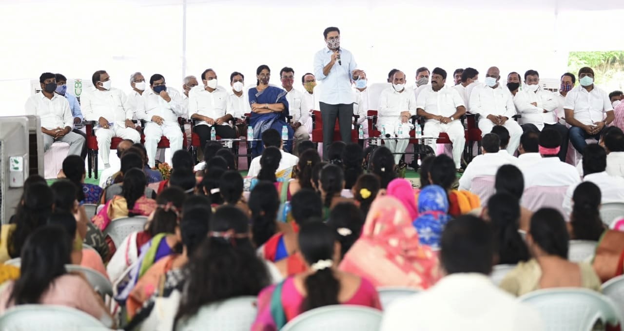 Early polls for ghmc trs working president and minister ktr hints to party leaders, తెలంగాణలో మరో ముందస్తు ఎన్నికలు.. కేటీఆర్ సంకేతాలు, గ్రేటర్లో 15 మంది కార్పొరేటర్ల పనితీరు బాగోలేదని కేటీఆర్ వ్యాఖ్యానించారు. పని తీరు మార్చుకోవాలని హెచ్చరించారు. సమస్యలుంటే ఎమ్మెల్యేల దృష్టికి తీసుకువెళ్లాలని సూచించారు.