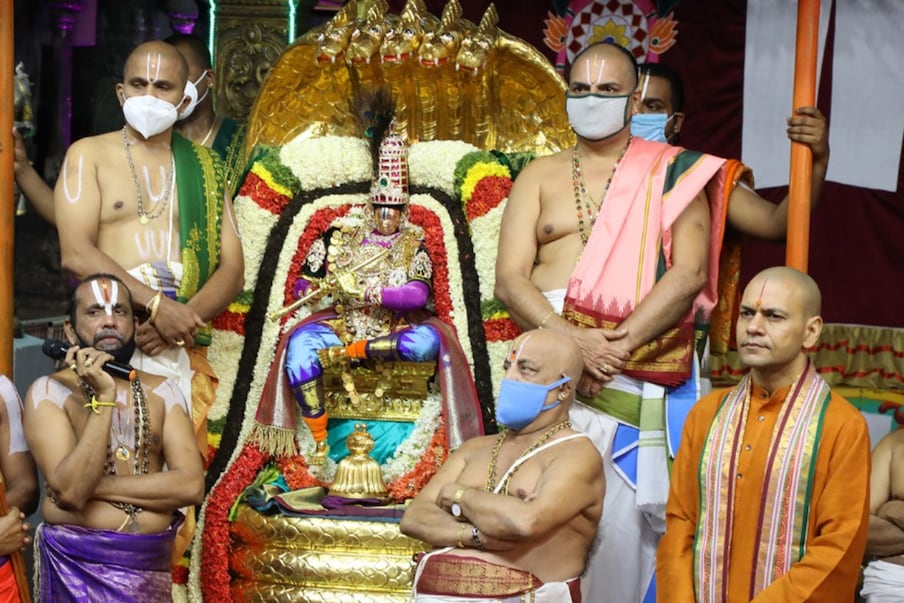  తిరుమలలో శ్రీవారి సాలకట్ల బ్రహ్మోత్సవాలు వైభవంగా జరుగుతున్నాయి. రెండవ రోజులో భాగంగా ఆదివారం ఉదయం మలయప్ప స్వామి ఐదు శిరస్సుల చిన శేషవాహనంపై స్వామి వారు ఊరేగారు. ఐతే కోవిడ్ కారణంగా ఆలయంలోనే ఏకాంతంగా శ్రీవారి బ్రహ్మోత్సవాలు నిర్వహిస్తున్న విషయం తెలిసిందే.