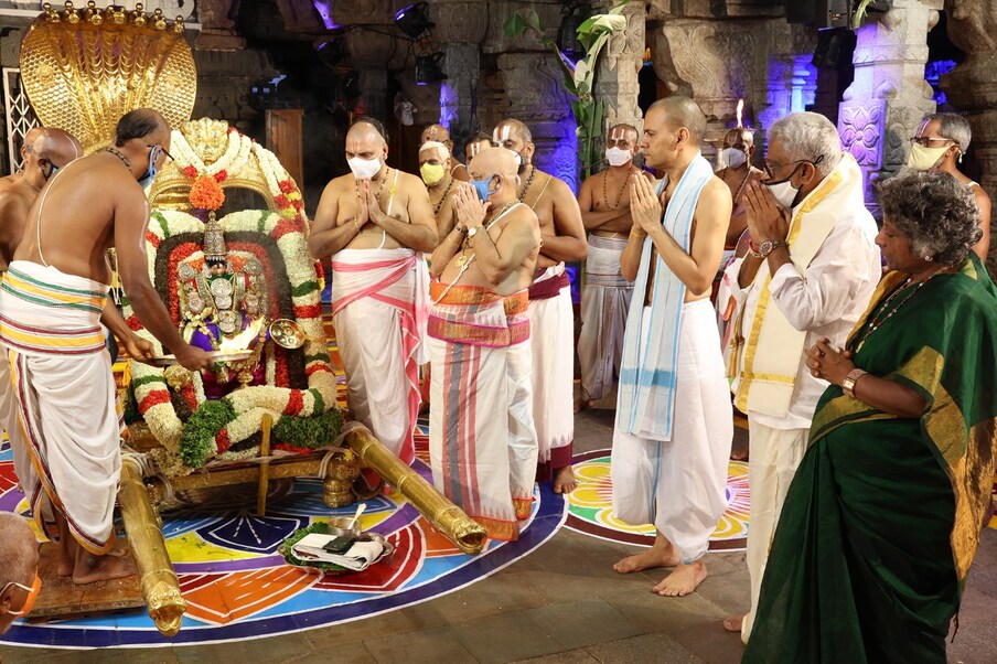  శ్రీవారి సాలకట్ల బ్రహ్మోత్సవాల అంకురార్పణ కార్యక్రమం శుక్రవారం సాయంత్రం వైభవోపేతంగా జరిగింది. బ్రహ్మోత్సవాలకు ముక్కోటి దేవతలు, భక్తకోటిని ఆహ్వానిస్తూ అంకురార్పణ కార్యక్రమాన్ని శాస్త్రోక్తంగా నిర్వహించారు.