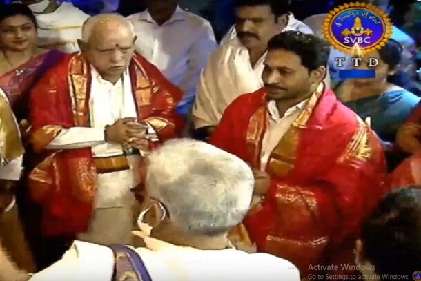 Tirumala: తిరుమల శ్రీవారిని దర్శించుకున్న ఏపీ, కర్నాటక సీఎంలు