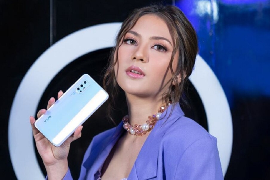  1. Vivo V19: వివో వీ19 స్మార్ట్‌ఫోన్ 8జీబీ+256జీబీ వేరియంట్ అసలు ధర రూ.27,990. ఆఫర్ ధర రూ.24,990. డిస్కౌంట్ రూ.3,000.