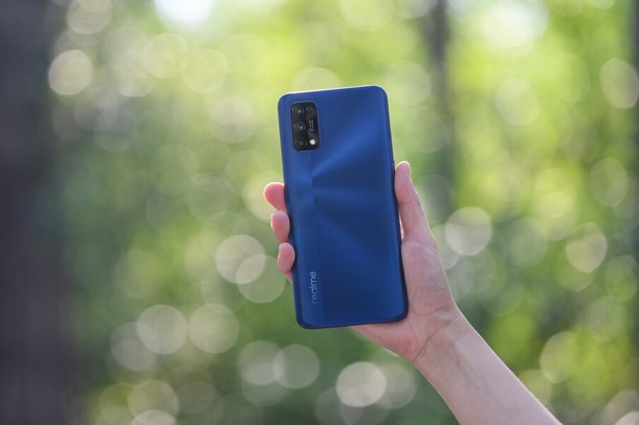  Realme 7 Pro: రియల్‌మీ 7 ప్రో స్మార్ట్‌ఫోన్‌లో 4500ఎంఏహెచ్ బ్యాటరీ ఉంది. 65వాట్ సూపర్ డార్ట్ ఛార్జ్ సపోర్ట్ ఉంటుంది. ఈ స్మార్ట్‌ఫోన్‌ను కేవలం 34 నిమిషాల్లో 0 నుంచి 100 శాతం ఛార్జ్ చేయొచ్చు. రియల్‌మీ 7 ప్రో మిర్రర్ సిల్వర్, మిర్రర్ బ్లూ కలర్స్‌లో కొనొచ్చు. 6జీబీ+128జీబీ వేరియంట్ ధర రూ.19,999 కాగా, 8జీబీ+128జీబీ వేరియంట్ ధర రూ.21,999. (image: Realme India)