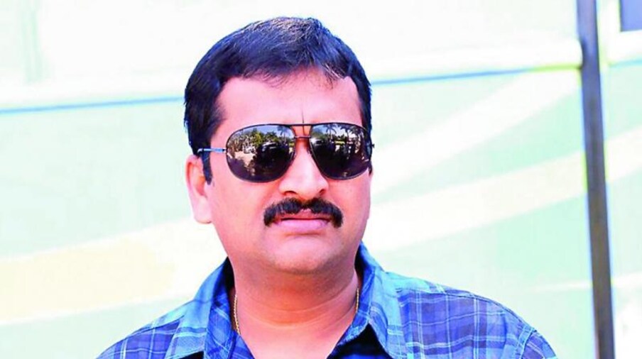  అలానే యూనిట్‌లో చాలా మందికి కరోనా సోకిందని తెలుస్తుంది. ఈ వారం నుంచి సినిమాలు కూడా వాయిదా వేస్తున్నారు. దాంతో మరోసారి పబ్లిక్ ఫంక్షన్స్ ఉండవు. అందుకే కాస్తైనా కంట్రోల్ అయ్యే అవకాశాలు కనిపిస్తున్నాయి. ఏదేమైనా కూడా బండ్ల గణేష్‌కు రెండోసారి కరోనా రావడం మాత్రం నిజంగానే ఆశ్చర్యంగా అనిపిస్తుంది అందరికీ.