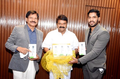 కైనీ మిల్క్ ప్యాకెట్లను ఆవిష్కరిస్తున్న మంత్రి తలసాని 