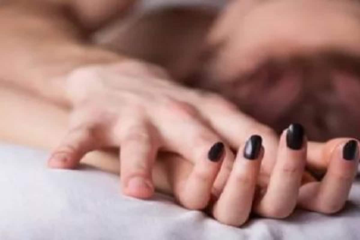  దంపతుల నుంచి ప్రేమ, ఆప్యాయత లభించనివారు.. వాటిని వివాహేతర సంబంధం ఏర్పరచుకున్న వారి నుంచి ఆశిస్తారు. వారిపై ఎక్కువ నమ్మకం పెట్టుకోవడంతో పాటు అతిగా ప్రేమిస్తారు. సమయం దొరికిన ప్రతిసారీ ఫోన్ చేసి మాట్లాడతారు.(ఫ్రతీకాత్మక చిత్రం )