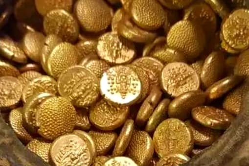 Gold Coins: మట్టిలో బంగారు నాణేలు?... వాటి కోసం ఎగబడిన జనం... చివర్లో షాకింగ్ దృశ్యం (File)