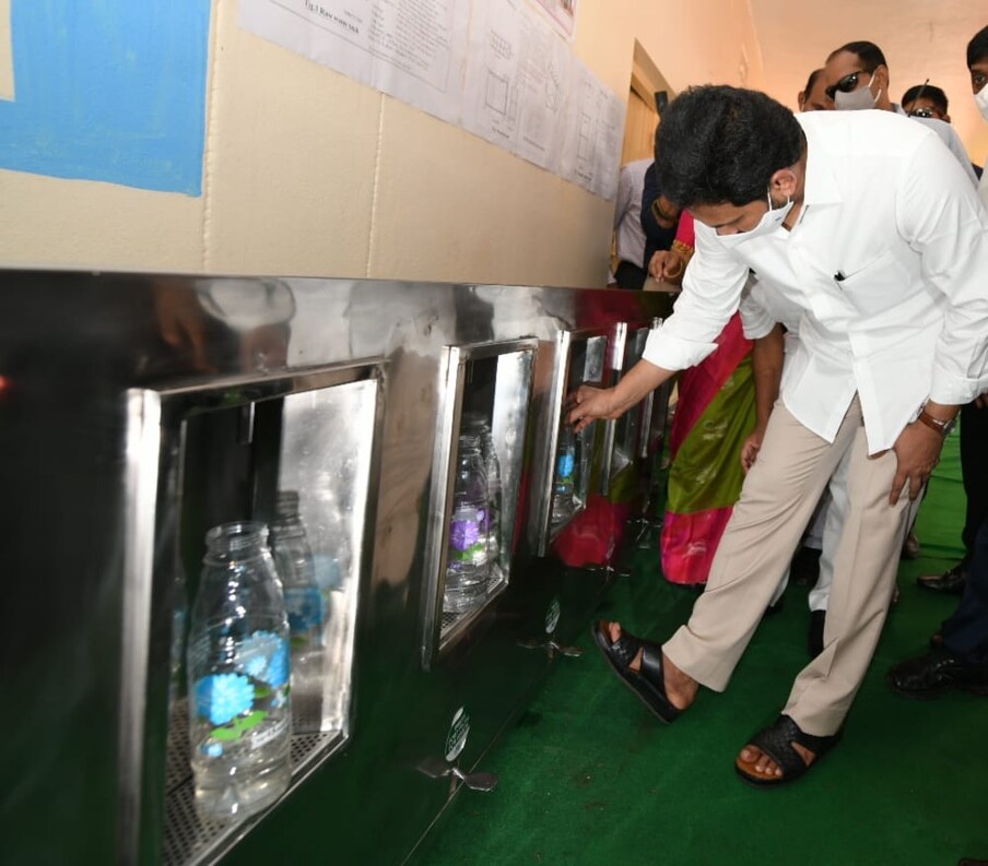  నవంబర్ 2 లోగా ప్రభుత్వ పాఠశాలల్లో చదువుకునే 44.32 లక్షల మంది విద్యార్థులకు విద్యాకానుక కిట్లు అందిస్తామని తెలిపారు. ఇందుకోసం రూ.650 కోట్ల ఖర్చుతో విద్యాకానుకను అందిస్తున్నామని తెలపారు.