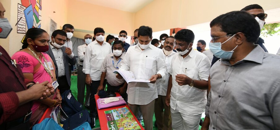  నాడు -నేడు ద్వారా ప్రభుత్వ స్కూళ్లల్లో రూపురేఖలు మారుస్తున్నాం. బడికి వెళ్లే పిల్లలకు పౌష్టికాహారం అందించేందుకు గోరుముద్ద పథకం తీసుకొచ్చామని... పేద పిల్లలు గొప్పగా చదవాలనే ఉద్దేశ్యంతో ఒకటి నంచి టెన్త్ వరకు ప్రతి విద్యార్థికి విద్యాకానుక అందిస్తున్నామని అన్నారు.