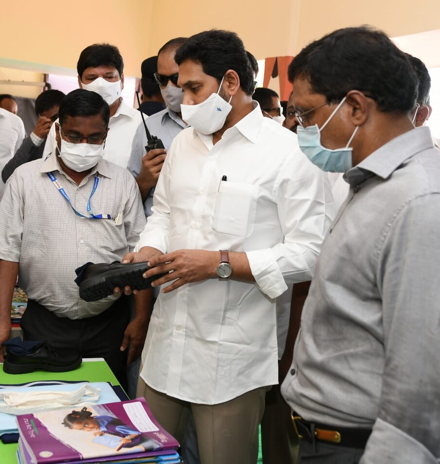 ప్రపంచాన్ని మార్చే శక్తి ఒక్క విద్యకే ఉందని ఈ సందర్భంగా సీఎం జగన్ అన్నారు. స్కూళ్లలో డ్రాప్ అవుట్స్‌పై గత ప్రభుత్వం ఆలోచించలేదని అన్నారు. పేదలకు మంచి విద్యాప్రమాణాలు అందించాలనే అంగన్‌వాడి నుంచి ఉన్నతవిద్య వరకు విప్లవాత్మక మార్పులు చేపట్టామని అన్నారు.