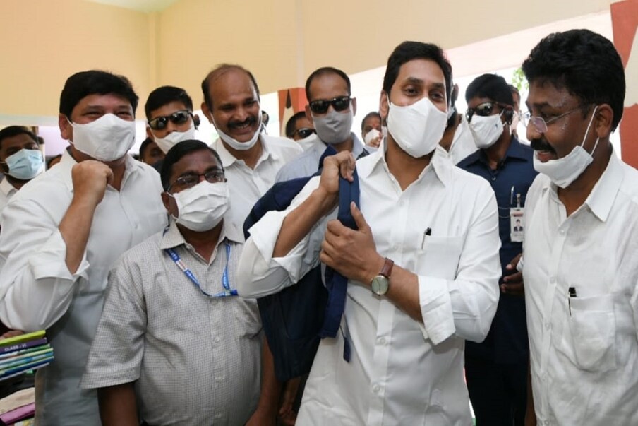  తెల్ల చొక్కా వేసుకుని, జేబులో పెన్ను పెట్టుకుని, భుజానికి బ్యాగ్ తగిలించుకుని ఎంచక్కా స్కూలుకు వెళ్లే పిల్లాడిలాగా కనిపించారు సీఎం జగన్. భుజానికి బ్యాగ్ తగిలించుకున్న ఫొటో చూస్తే ఆయన ముఖానికి పెట్టుకున్న మాస్క్ వెనుక చిరునవ్వు కనిపిస్తోంది.