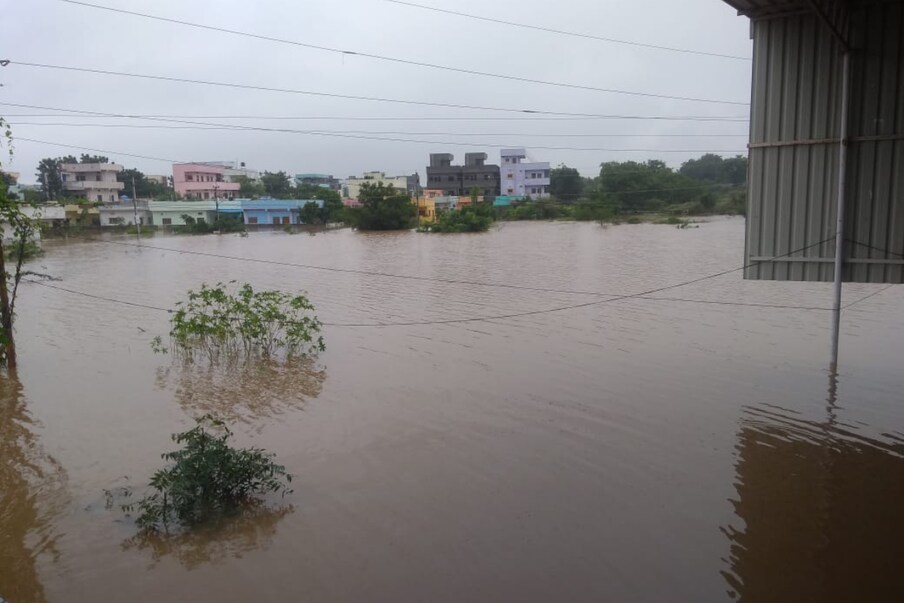  రాష్ట్రంలో రుతుపవనాలు చురుగ్గా కదులుతుండడంతో జోరుగా వానలు పడుతున్నాయి. దీనికి తోడు ఈనెల 21న బంగాళాఖాతంలో అల్పపీడనం ఏర్పడనుంది. ఈ ప్రభావంతో రాష్ట్రంలో పలుచోట్ల భారీ వర్షాలు కురుస్తాయని వాతావరణ శాఖ అధికారులు పేర్కొన్నారు. (ప్రతీకాత్మక చిత్రం)