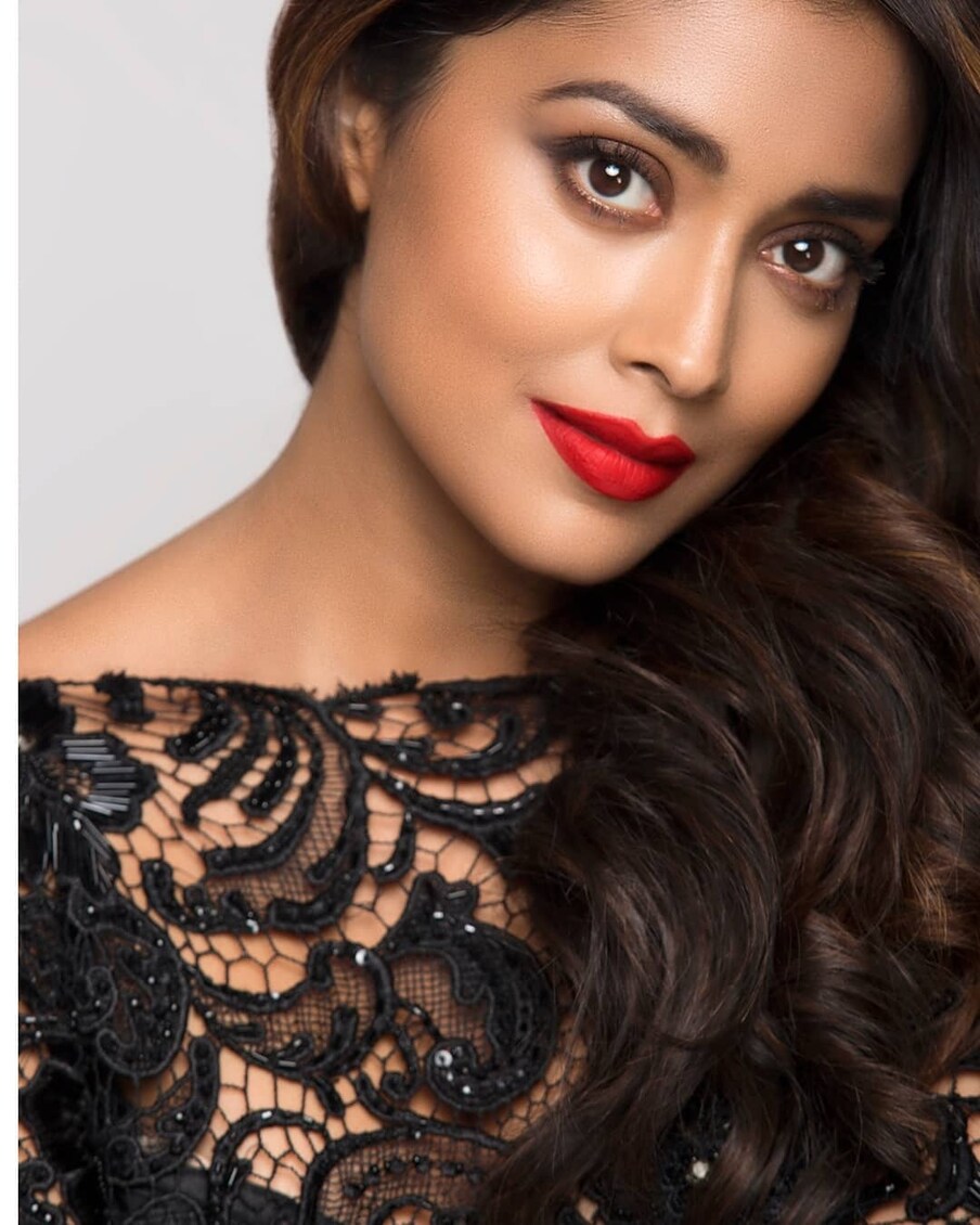  ‘ఇష్టం’ సినిమాతో పరిచమైన శ్రియ.. బాలీవుడ్‌లో ‘తుజే మేరి కసమ్’ సినిమాతో బీటౌన్  ఎంట్రీ ఇచ్చింది. (Twitter/Photo)