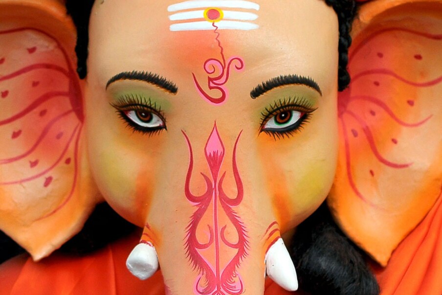  Lord Ganesha in your dream: మనం నిద్రపోయిన ప్రతిసారీ ఏవో ఒక కలలు వస్తాయి. వాటిలో కొన్ని గుర్తుంటాయి. కొన్ని గుర్తుండవు. కొన్ని కలలు పీడకలల్లా వచ్చి... నిద్రను చెడగొడతాయి. మరికొన్ని కలలు మనల్ని ఆలోచనలో పడేస్తాయి. "ఆ కల నాకు ఎందుకు వచ్చింది? దాని అర్థం ఏంటి?" అని చాలా మంది అనుకునే సందర్భాలుంటాయి. డ్రీమ్‌లో రెండు రకాలు ఉంటాయంటున్నారు నిద్ర నిపుణులు. గతంలో జరిగిన సంఘటనల ఆధారంగా వచ్చేవి ఒకరకమైన కలలైతే... భవిష్యత్తులో జరగబోయే అంశాలపై వచ్చేవి రెండో రకమైన కలలట. ఐతే... ఎవరికైనా కలలో... వినాయక స్వామి వస్తే... దాని వల్ల కలగబోయే ప్రయోజనాలు ఏంటన్న దానిపై నిపుణులు ఏం చెబుతున్నారో తెలుసుకుందాం.
