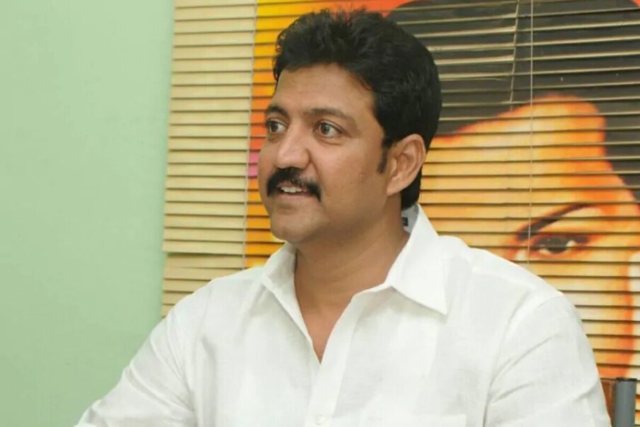  ఎమ్మెల్యేలు వల్లభనేని వంశీ మోహన్, అంబటి రాంబాబు, ద్వారపూడి చంద్రశేఖర్ రెడ్డిలకు 1+1గా ఉన్న భద్రతను 4+4గా మార్చారు. ఈ మేరకు సంబంధిత జిల్లా ఎస్పీలు, విజయవాడ పోలీస్ కమిషనర్ కు డీజీపీ గౌతమ్ సవాంగ్ ఆదేశాలు జారీ చేశారు. (వల్లభనేని వంశీ : File)