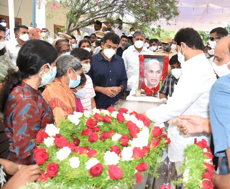 EC Gangi Reddy: మామ గంగిరెడ్డికి సీఎం వైఎస్ జగన్ అశ్రునివాళి | - News18 ...
