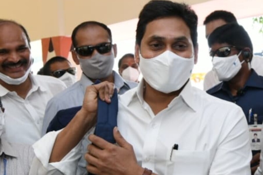  ఆంధ్రప్రదేశ్ ముఖ్యమంత్రి వైఎస్ జగన్ మోహన్ రెడ్డి ఓ క్షణం విద్యార్థిగా మారిపోయారు. జగనన్న విద్యాకానుక పథకం ప్రారంభోత్సవం సందర్భంగా ఫొటోలను చూస్తే జగన్‌లో స్టూడెంట్ కనిపిస్తారు.